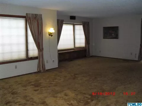 167 E Gannon Dr, Tulare, CA 93274 photo 2