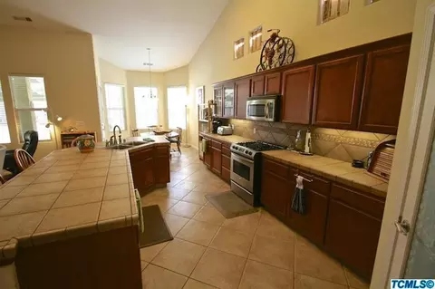 2216 N Mendonca Ct, Visalia, CA 93291 photo 5