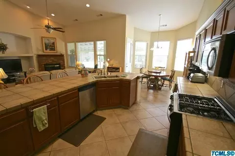 2216 N Mendonca Ct, Visalia, CA 93291 photo 6