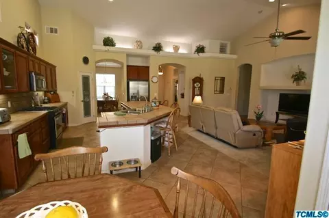 2216 N Mendonca Ct, Visalia, CA 93291 photo 8