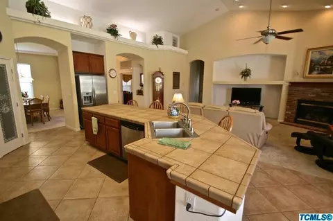 2216 N Mendonca Ct, Visalia, CA 93291 photo 7
