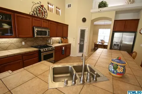 2216 N Mendonca Ct, Visalia, CA 93291 photo 9