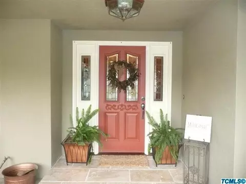 209 E Parkview Ave, Visalia, CA 93277 photo 2