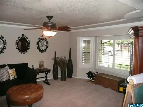 209 E Parkview Ave, Visalia, CA 93277 photo 7