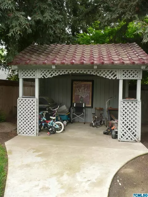 209 E Parkview Ave, Visalia, CA 93277 photo 22