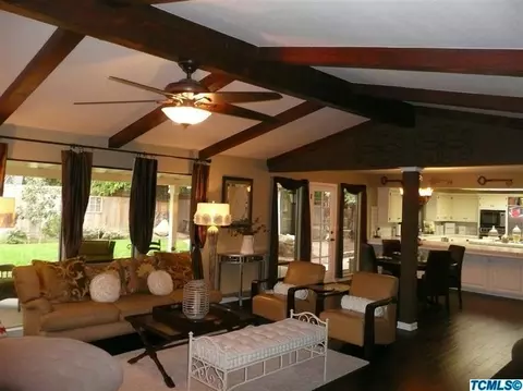 209 E Parkview Ave, Visalia, CA 93277 photo 4