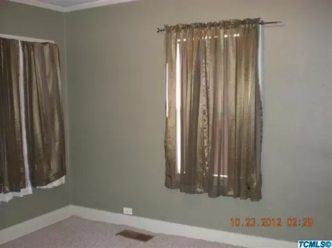 943 E Sycamore Ave, Tulare, CA 93274 photo 9