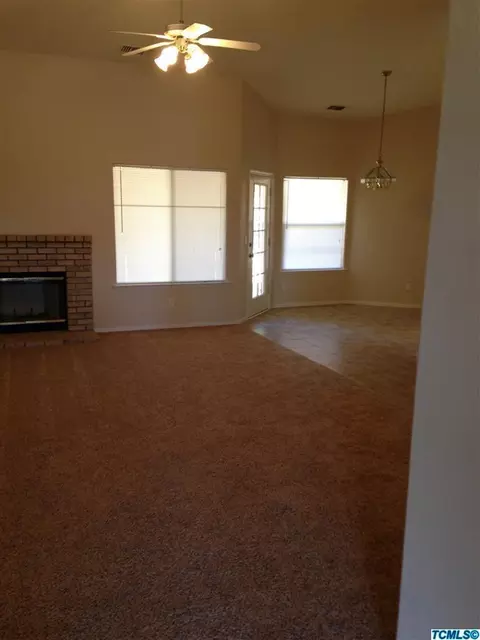 1273 E Davis Dr, Dinuba, CA 93618 photo 2
