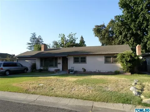 923 W Iris Ave, Visalia, CA 93277 photo 2
