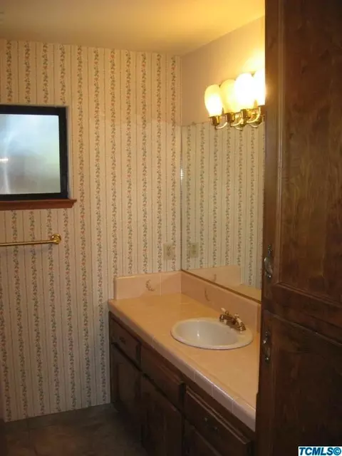 1011 E Cambridge Ave, Visalia, CA 93292 photo 18