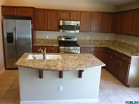4037 E Vassar Ct, Visalia, CA 93292 photo 2