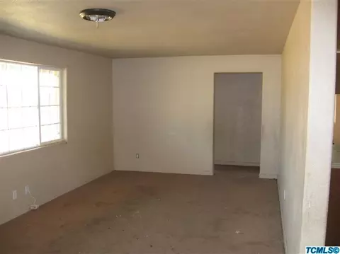 562 W Clark St, Madera, CA 93638 photo 3