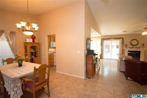 1092 E Northridge Dr, Dinuba, CA 93618 photo 4