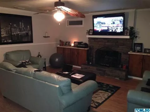 1024 E Howard Ct, Visalia, CA 93292 photo 2