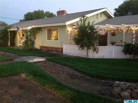 875 W D St, Lemoore, CA 93245 photo 1