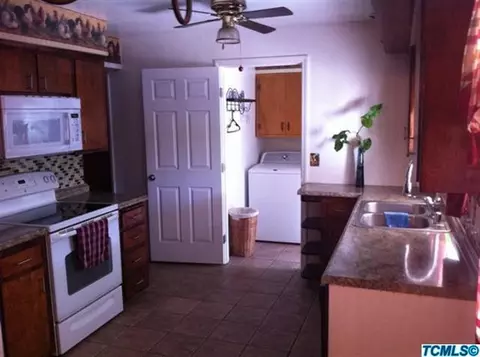 127 E Prosperity Ave, Tulare, CA 93274 photo 2