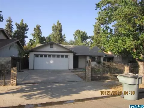 820 W Lark Ct, Visalia, CA 93291 photo 2