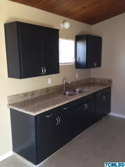 420 E Rose Ave, Visalia, CA 93277 photo 2
