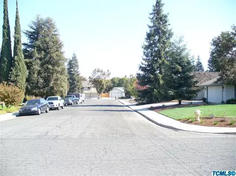 2401 E Hillcrest Ct, Visalia, CA 93292 photo 4