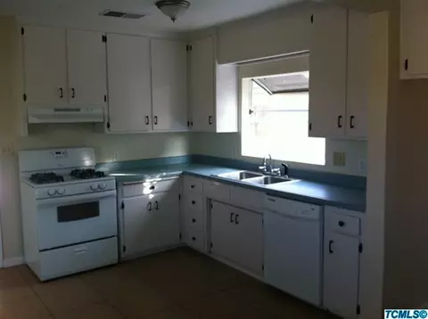 1010 E Myrtle Ave, Visalia, CA 93292 photo 2
