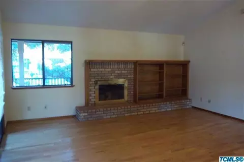 395 Jackson, Tulare, CA 93274 photo 2