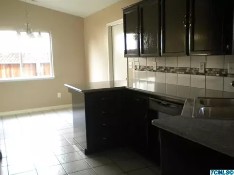 1889 Cassidy St, Tulare, CA 93274 photo 2