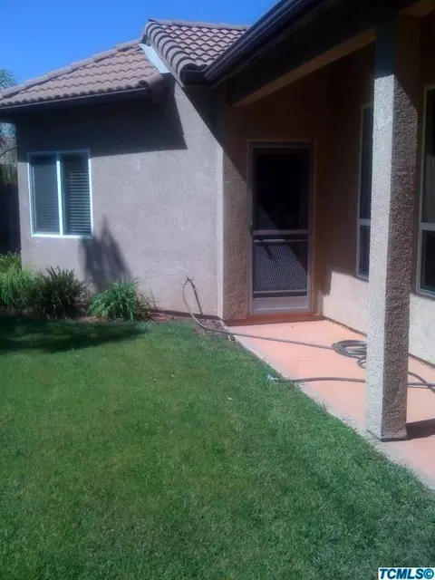 1327 E Mesa Ct, Visalia, CA 93292 photo 3