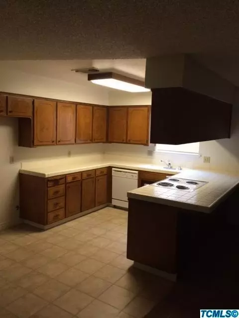 2241 S Memory St, Visalia, CA 93277 photo 5