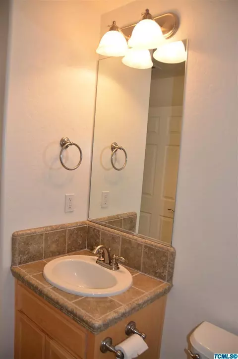 211 E Reese Ave, Visalia, CA 93277 photo 22
