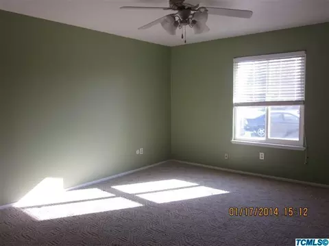 404 E Laura Ct, Visalia, CA 93277 photo 4