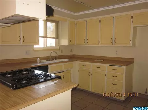 404 E Laura Ct, Visalia, CA 93277 photo 3