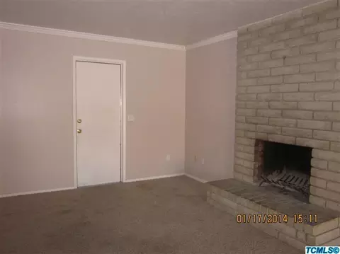 404 E Laura Ct, Visalia, CA 93277 photo 2