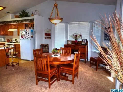 1317 N Simon Ct, Visalia, CA 93292 photo 4