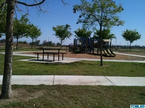 2424 E Victor Ave, Visalia, CA 93292 photo 2