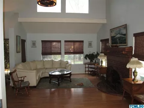 1225 E Ferguson Ave, Visalia, CA 93292 photo 4