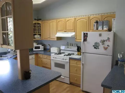 1225 E Ferguson Ave, Visalia, CA 93292 photo 2