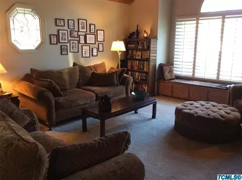 129 E Parkview Ave, Visalia, CA 93277 photo 8