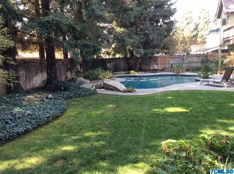 129 E Parkview Ave, Visalia, CA 93277 photo 2