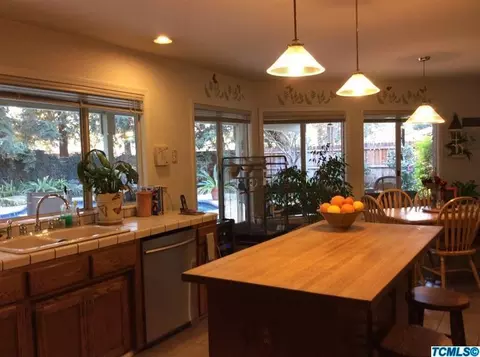 129 E Parkview Ave, Visalia, CA 93277 photo 3