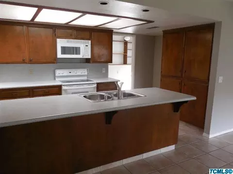 3523 E Center Ct, Visalia, CA 93292 photo 4