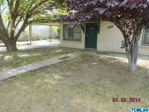 1327 E Sequoia Ave, Tulare, CA 93274 photo 2
