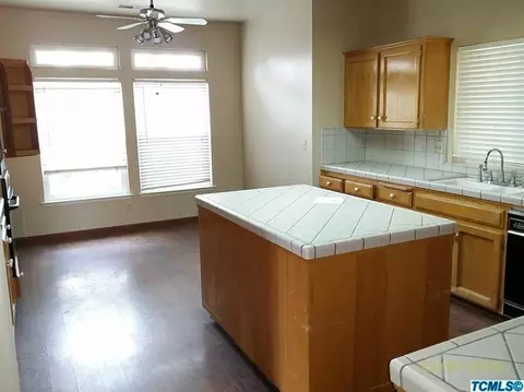 1009 E Sequoia Dr, Dinuba, CA 93618 photo 4
