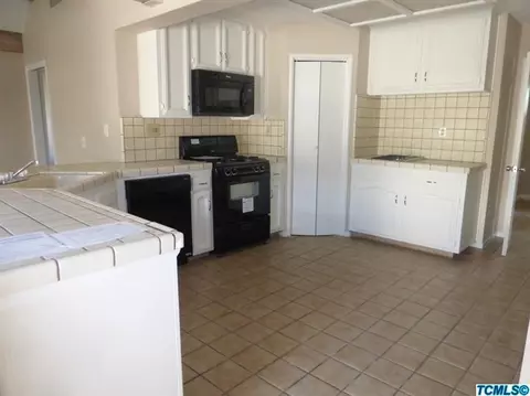 530 N Crenshaw St, Visalia, CA 93291 photo 6
