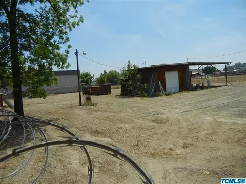 1027 E Douglas Ave, Visalia, CA 93292 photo 4