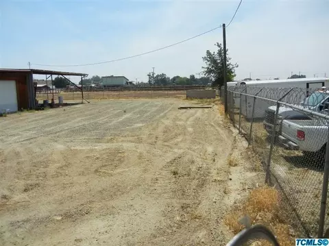1027 E Douglas Ave, Visalia, CA 93292 photo 2