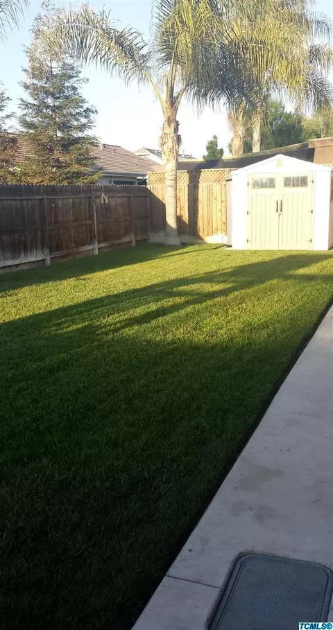 2002 E Bridger Ave, Tulare, CA 93274 photo 3