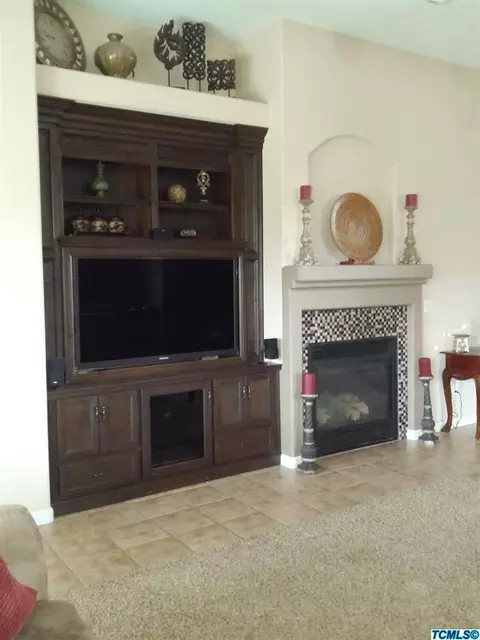 2002 E Bridger Ave, Tulare, CA 93274 photo 6