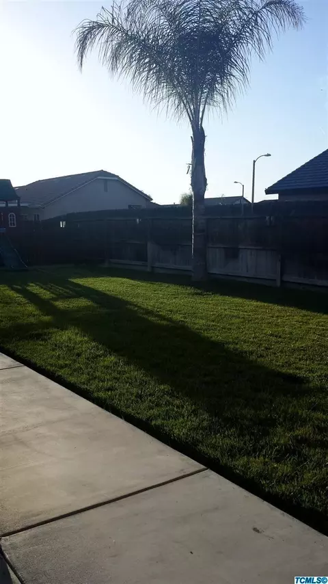 2002 E Bridger Ave, Tulare, CA 93274 photo 2