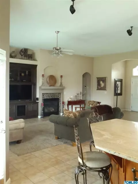 2002 E Bridger Ave, Tulare, CA 93274 photo 12