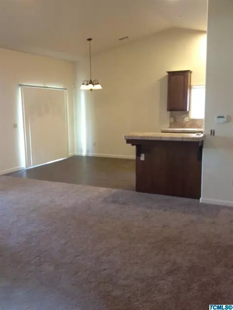 1002 E Margalo Ct, Visalia, CA 93292 photo 3